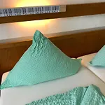 Goldener Hahn - Pool & Sauna, Fruehstueck 4*