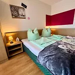 Bed & Breakfast Goldener Hahn - Pool & Sauna, Fruehstueck