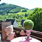Bed & Breakfast Goldener Hahn - Pool & Sauna, Fruehstueck