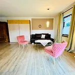 Goldener Hahn - Pool & Sauna, Fruehstueck 4*