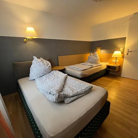 Goldener Hahn - Pool & Sauna, Fruehstueck 3* バイアースブロン