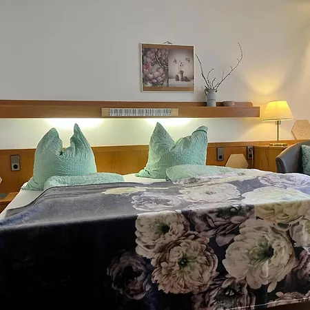 Goldener Hahn - Nahe An Gartenschau Tal X Bed & Breakfast