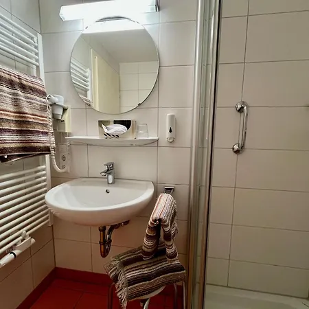Goldener Hahn - Pool & Sauna, Fruehstueck