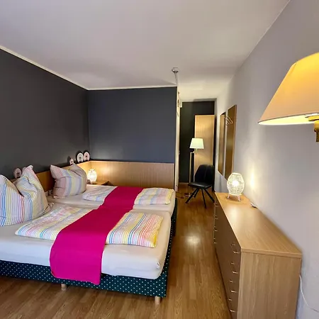 Bed & Breakfast Goldener Hahn - Nahe An Gartenschau Tal X 3*