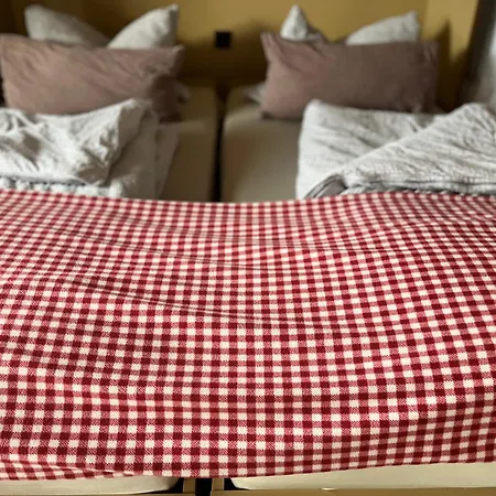Goldener Hahn - Pool & Sauna, Fruehstueck 4*